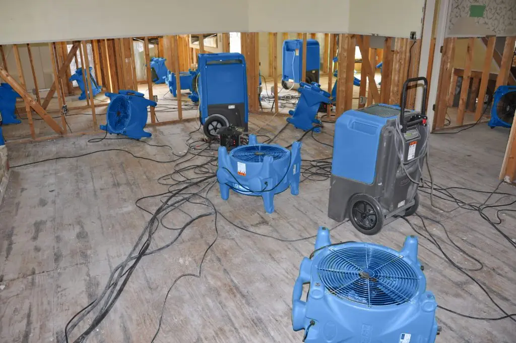 Water damage restoration crew working in Southeast Torrance, CA